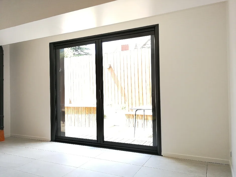 Installation baie vitrée aluminium noir sur terrasse bois neuve