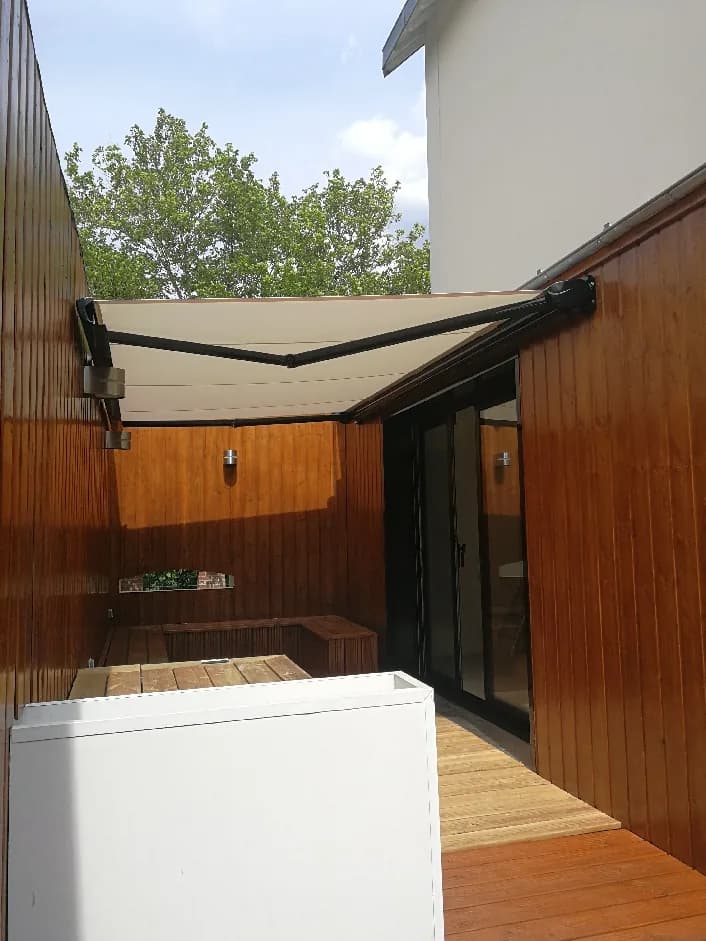 Aménagement terrasse moderne avec pergola rétractable et mobilier intégré
