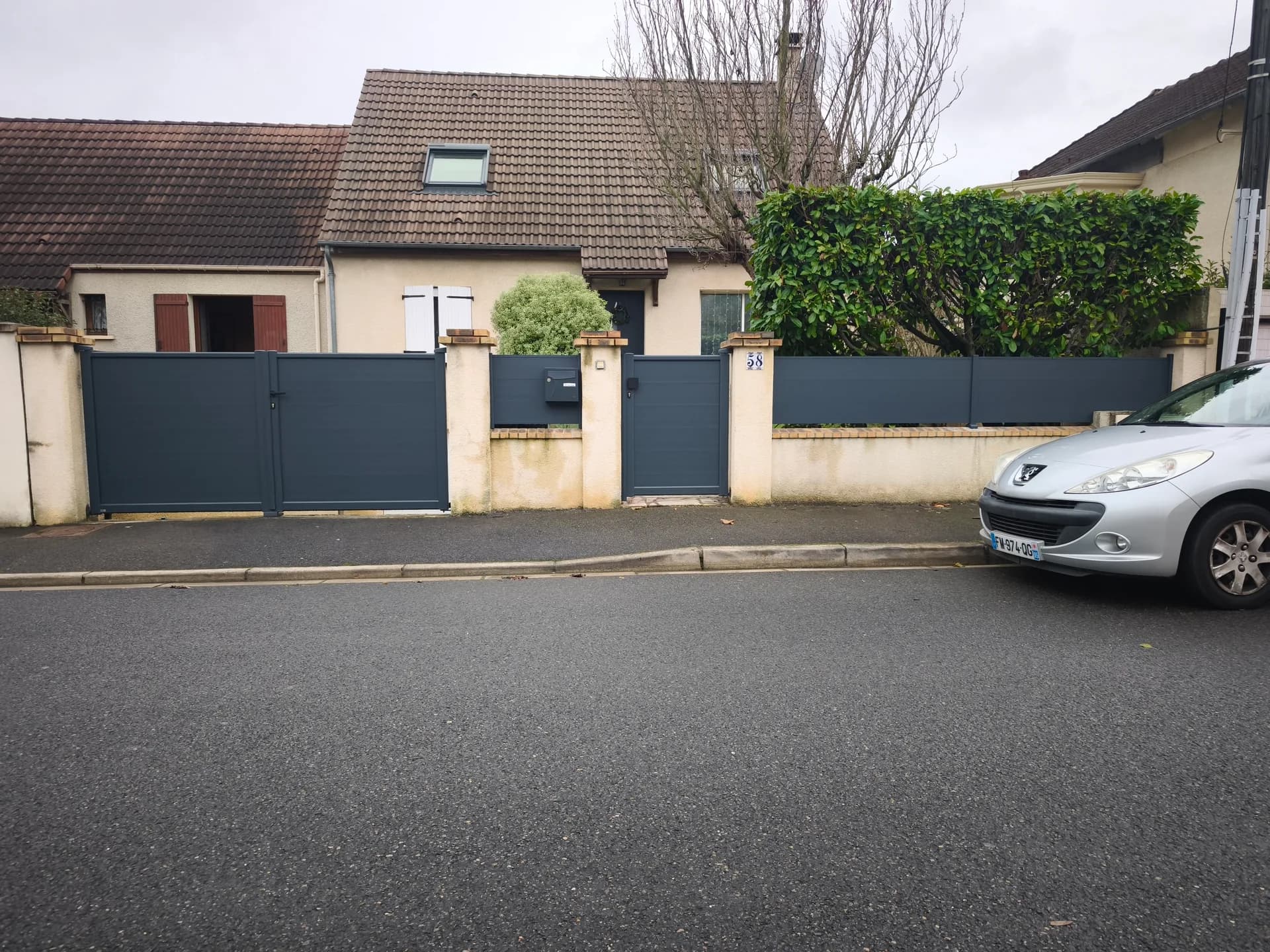 Portail battant et clôture en aluminium gris anthracite sur mesure