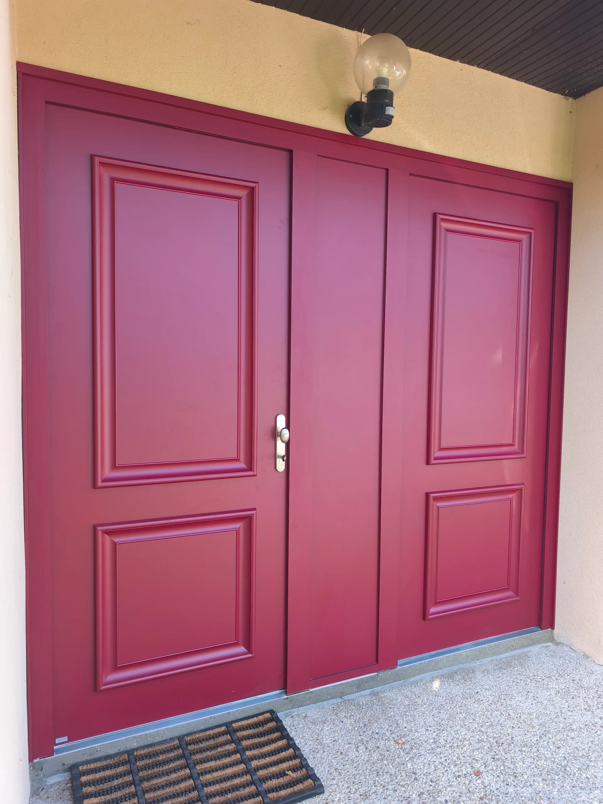 Nouvelle porte double rouge avec moulures et haute isolation thermique
